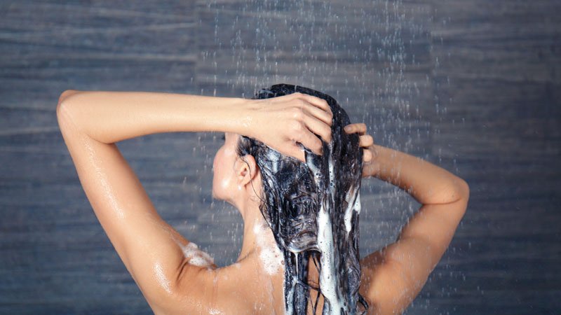 Rinsing-Hair-With-Cold-Water