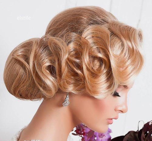 CHIC CHIGNON WITH A DETAIL OF FINGER WAVES